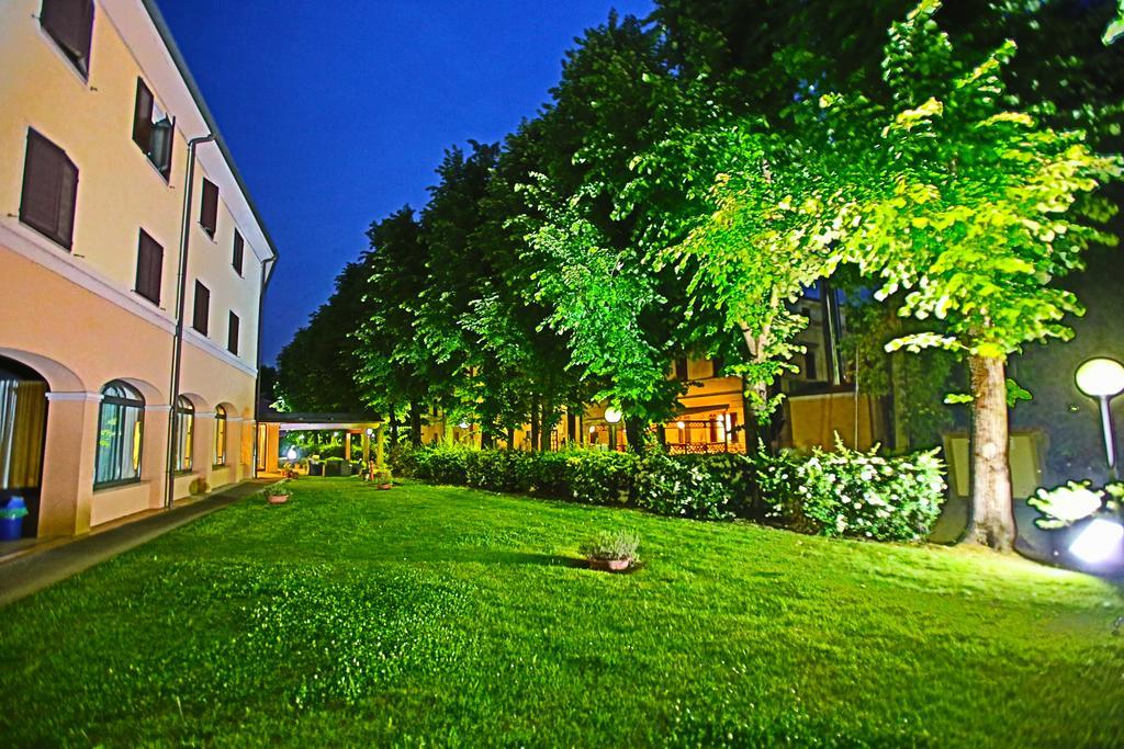מודנה Hotel Le Ville מראה חיצוני תמונה