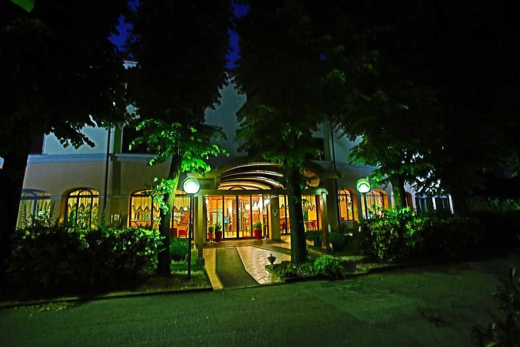 מודנה Hotel Le Ville מראה חיצוני תמונה