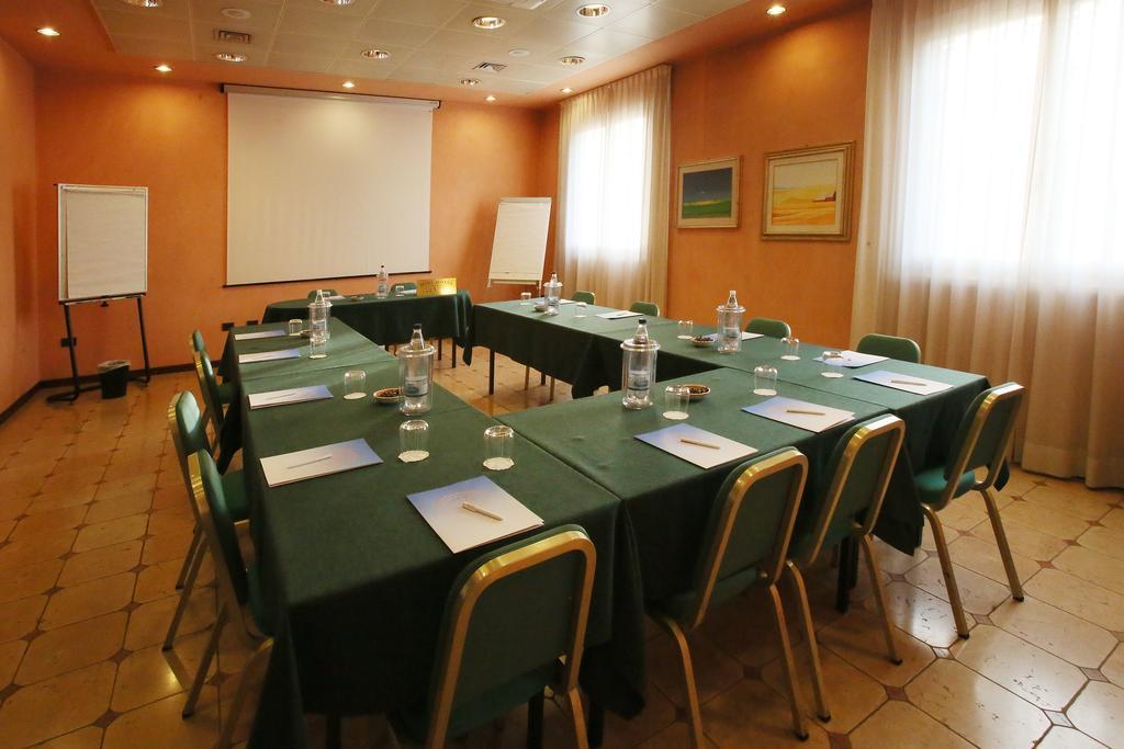 מודנה Hotel Le Ville מראה חיצוני תמונה