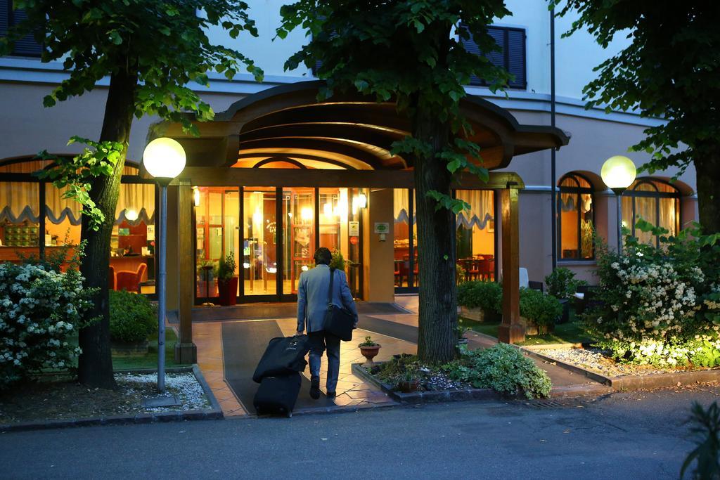 מודנה Hotel Le Ville מראה חיצוני תמונה