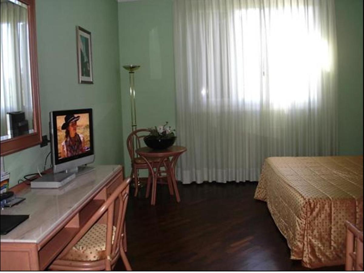 מודנה Hotel Le Ville חדר תמונה